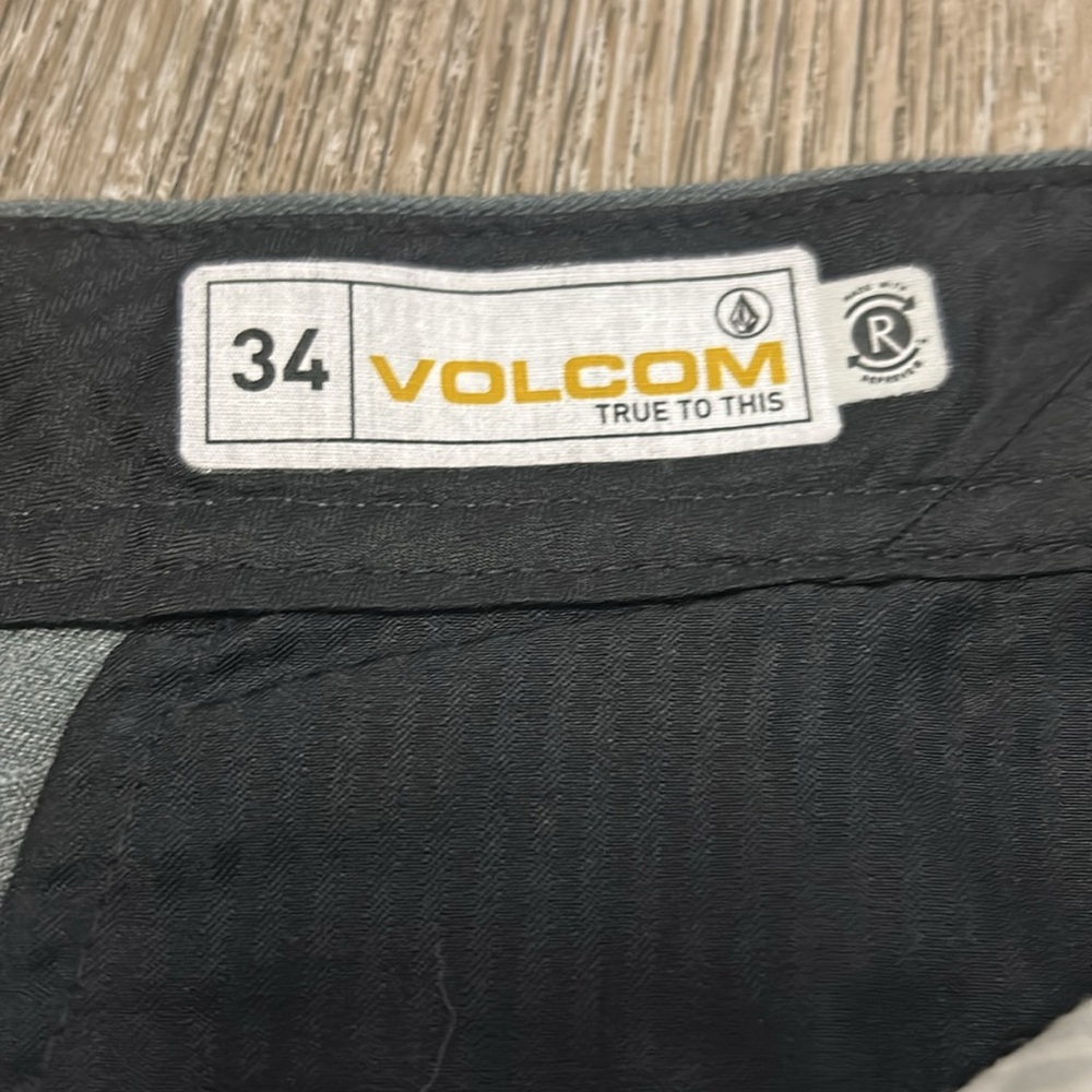 Volcom Shorts - Picture 4 of 4